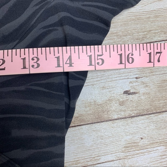 Lululemon Nulu Cropped Slim Yoga Short Sleeve Black grey animal print EUC 2 - Picture 6 of 9